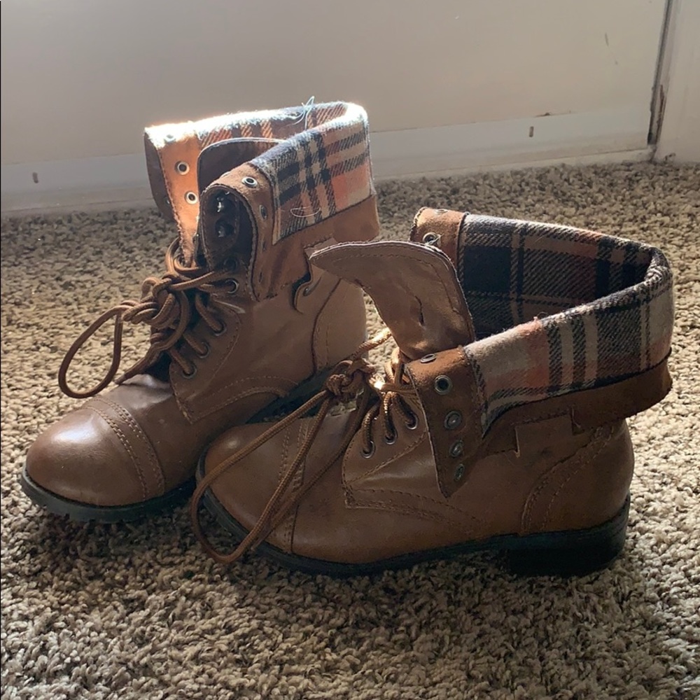 Combat boots